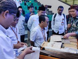 Penasihat Dawuh Guru Hibahkan Naskah Kuno untuk UIN Walisongo