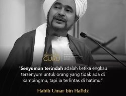 Nasihat Habib Umar Bin Hafidz tentang Senyuman Jarak Jauh