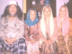 Ibunda Gus Maksum: Ulama Perempuan yang Kebal Setrum Listrik dan Mampu Mengangkat Beras Satu Sak Besar dengan Satu Tangan