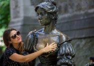 Bagian Dada Patung Berubah Warna Karena Terlalu Sering Disentuh, Pengawasan Khusus Akan Diterapkan