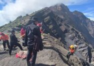 Proses evakuasi pendaki wanita asal Brasil nyang jatuh saat mendaki di Gunung Rinjani.(Dok. Humas Kantor SAR Mataram)