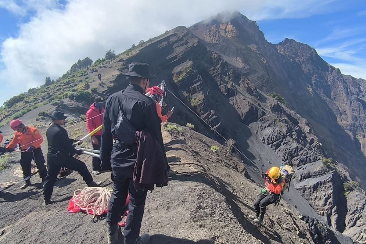 Proses evakuasi pendaki wanita asal Brasil nyang jatuh saat mendaki di Gunung Rinjani.(Dok. Humas Kantor SAR Mataram)