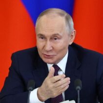 Foto: Presiden Rusia Vladimir Putin berbicara selama upacara setelah pembicaraan dengan mitranya dari China Xi Jinping di Kremlin di Moskow, Rusia, 8 Mei 2025. (REUTERS/Evgenia Novozhenina)