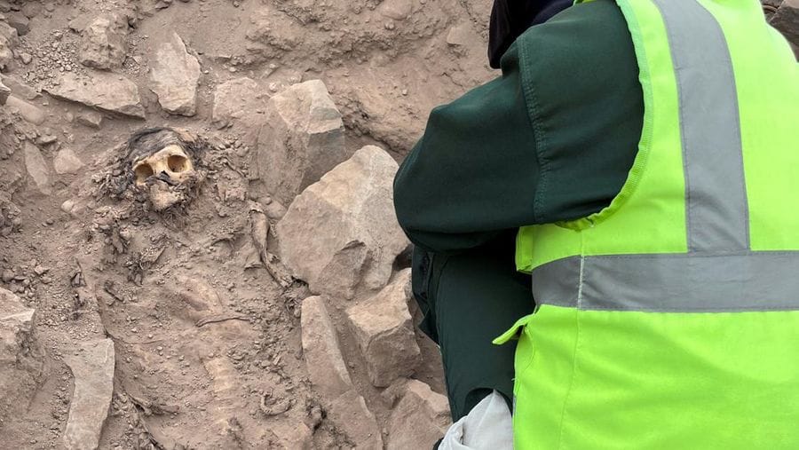 Foto: Seorang arkeolog bekerja di situs penggalian pemakaman pra-Hispanik di samping mumi yang diyakini berasal dari budaya Manchay, yang berkembang di lembah Lima antara 1.500 dan 1.000 SM, di Lima, Peru, 14 Juni 2023. (REUTERS/STRINGER)