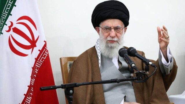 Ketidakhadiran Ayatollah Khamenei selama lebih dari tiga minggu memicu spekulasi besar soal kesehatan, stabilitas Iran, dan siapa yang akan menggantikannya.