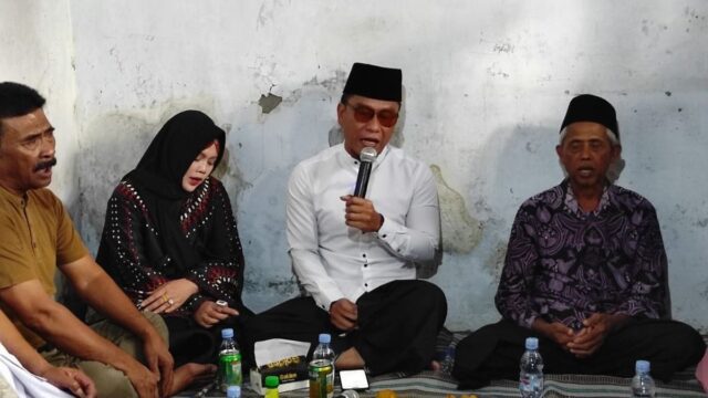 Gus Miftah saat berkunjung ke rumah Ahmad Zuhdi di Desa Cangkring B, Kecamatan Karanganyar, Kabupaten Demak, Jawa Tengah, Sabtu (19/7/2025).(KOMPAS.COM/NUR ZAIDI)