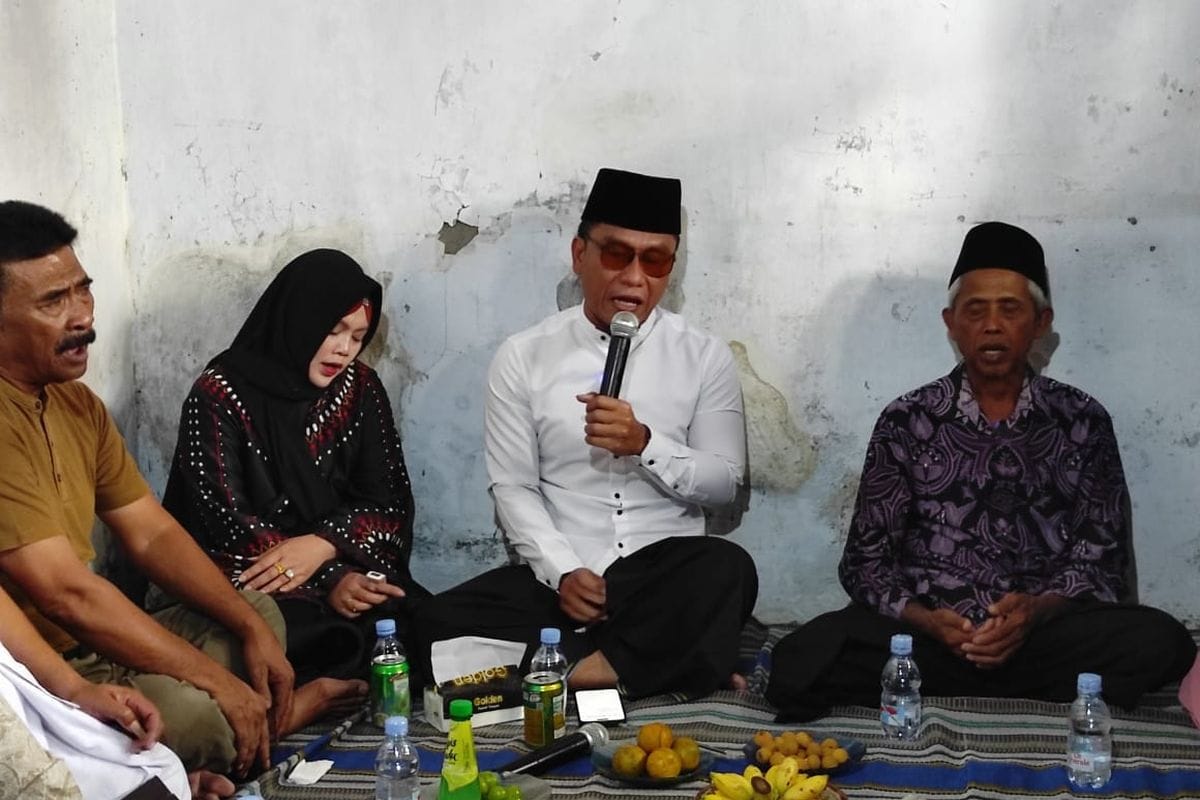 Gus Miftah saat berkunjung ke rumah Ahmad Zuhdi di Desa Cangkring B, Kecamatan Karanganyar, Kabupaten Demak, Jawa Tengah, Sabtu (19/7/2025).(KOMPAS.COM/NUR ZAIDI)