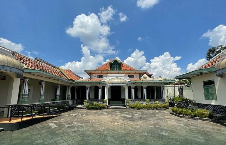 Telusuri sejarah Mataram Islam di Kotagede, kota tua Yogyakarta yang menyimpan jejak budaya, makam raja, dan kerajinan perak legendaris.