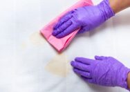 Cara Efektif Menghilangkan Noda Makeup Membandel di Seprai dan Sarung Bantal