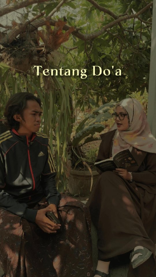 Buku catatan terbuka dengan pena di atas meja kayu menggambarkan aktivitas membaca dan merenungi tulisan inspiratif tentang kehidupan
