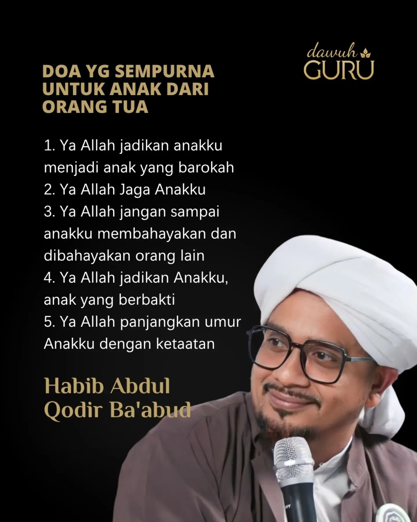 Ilustrasi orang tua yang sedang mendoakan keselamatan, keberkahan, dan ketaatan anak-anak mereka sesuai tuntunan agama.